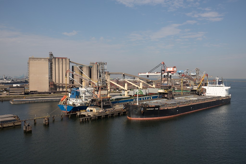 europoort maasvlakte rotterdam botlek haven scheepvaart industrie fabrieken marine transport overslag terminal portlantis ferry centrale